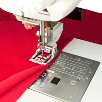 Elna eXcellence 720 Pro Nähmaschine mit großem Arbeitsbereich und übersichtlichem Bedienfeld