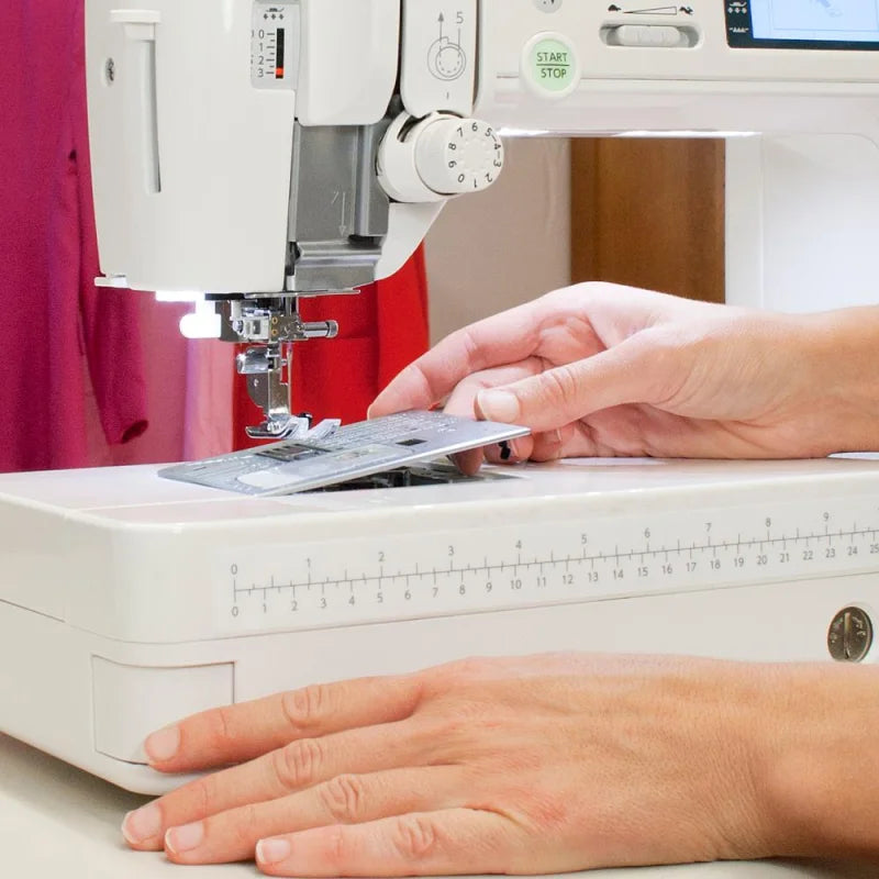 Elna eXcellence 720 Pro Nähmaschine mit großem Arbeitsbereich und übersichtlichem Bedienfeld