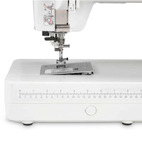 Elna eXcellence 790PRO – Frontansicht mit großem 7-Zoll-HD-Touchscreen