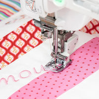 Elna eXcellence 790PRO – Frontansicht mit großem 7-Zoll-HD-Touchscreen