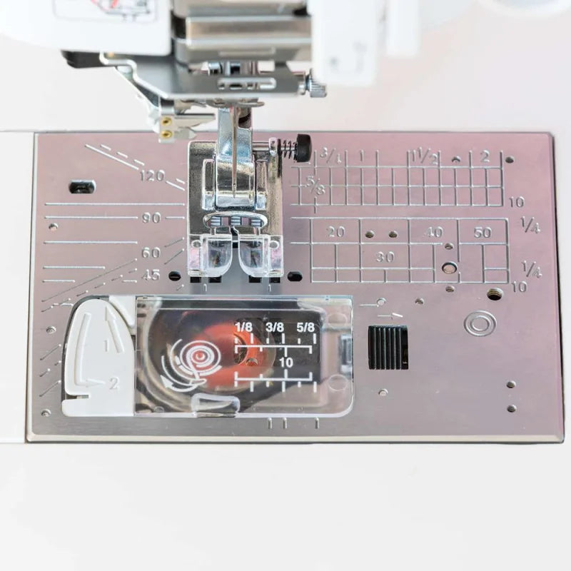 Elna eXcellence 790PRO – Frontansicht mit großem 7-Zoll-HD-Touchscreen