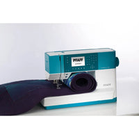 Großer Arbeitsbereich der PFAFF ambition 620 – ideal für Quilts und große Nähprojekte