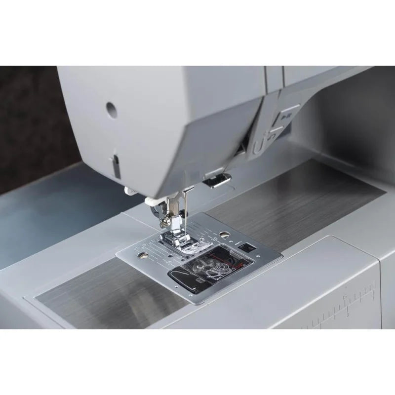 Singer Heavy Duty 6805C mit LCD-Display und 2 Alphabeten