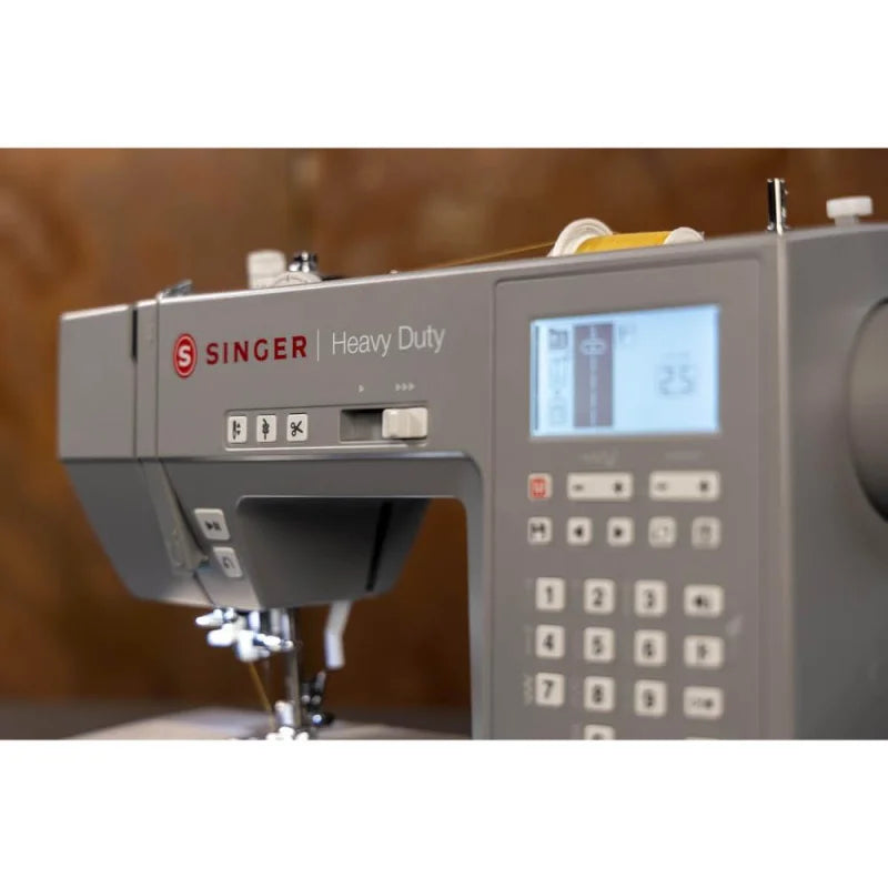 Singer Heavy Duty 6805C mit LCD-Display und 2 Alphabeten